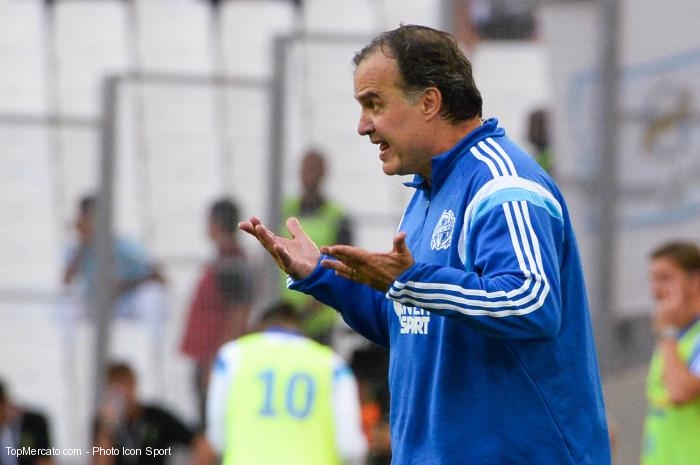 Bielsa tape du poing sur la table pour Doria