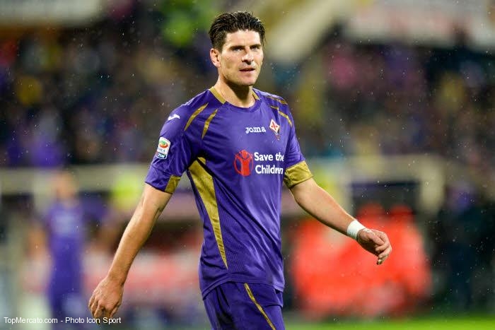 Sortie de vestiaires avec… Mario Gomez