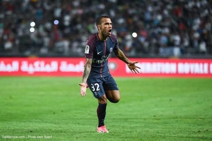 PSG : le vrai salaire de Dani Alves révélé ?