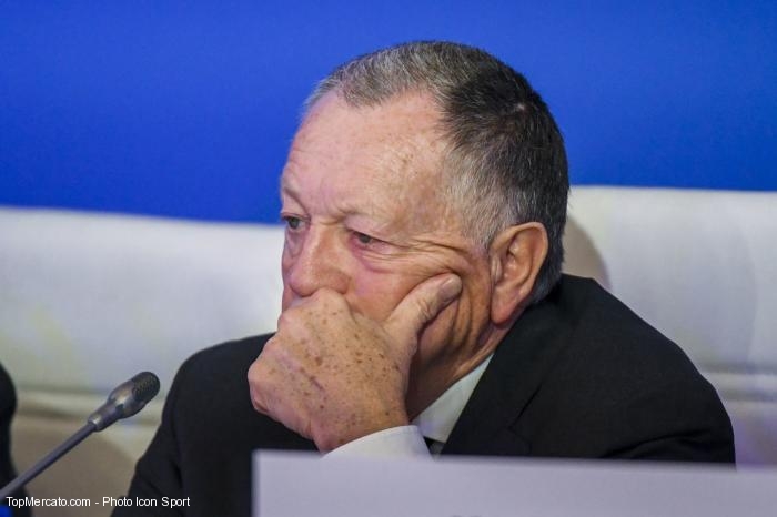 Aulas très ému lors de la présentation de Juninho et Sylvinho