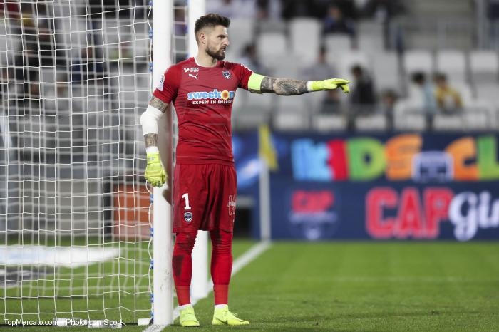 Costil prend la place de Mandanda en Bleus
