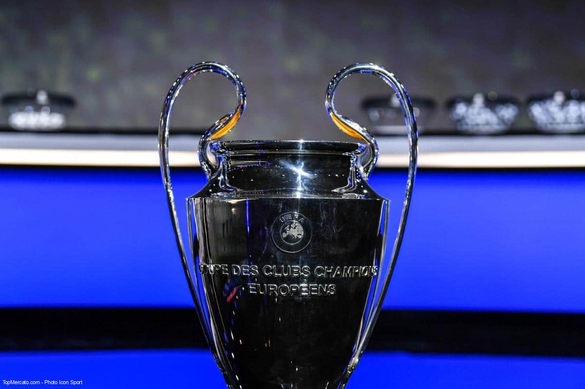 En 2010, quel club français joue la Ligue des Champions “seulement sur la PlayStation” selon Jean-Michel Aulas ?