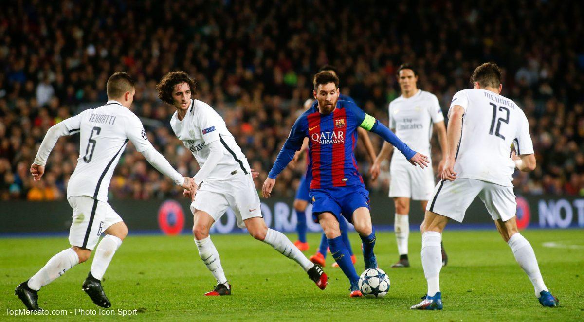 Lionel Messi, entouré de joueurs du PSG