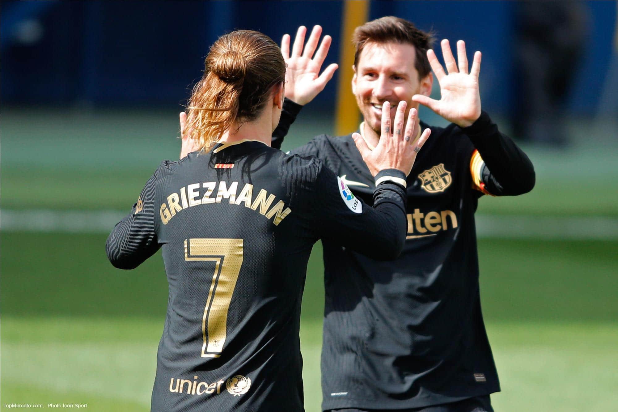 En 2020, selon Christophe Dugarry, que doit faire Antoine Griezmann à Lionel Messi alors que les deux jouent ensemble au FC Barcelone mais ne s’entendent pas sur le terrain ni en dehors ?