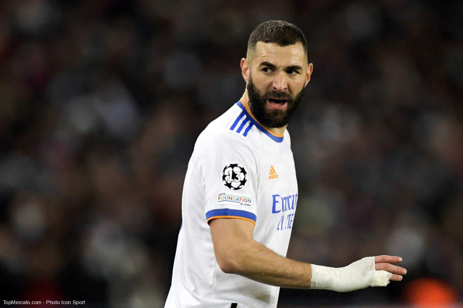 Real Madrid : Benzema sous le feu des critiques, Ancelotti hallucine !