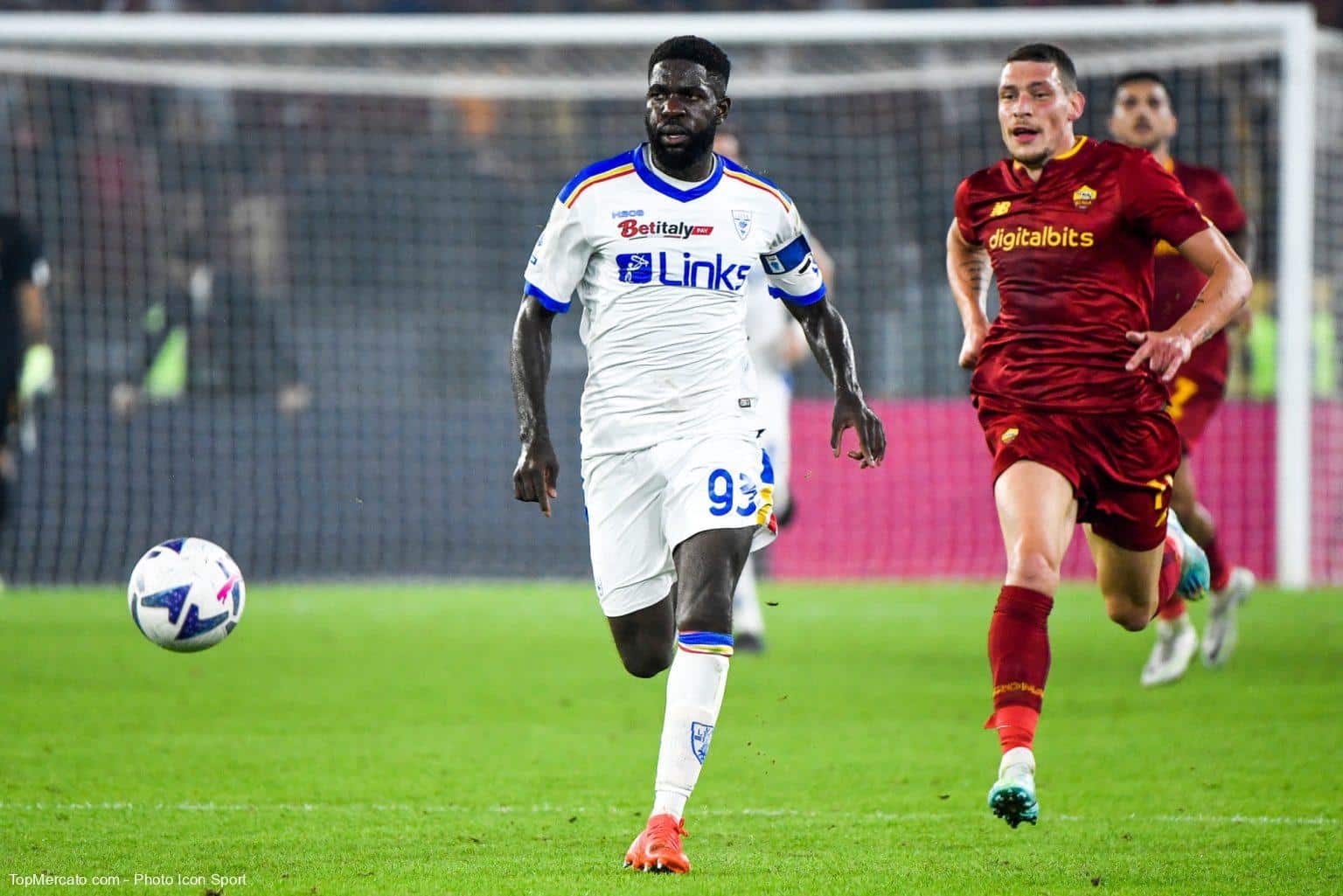 Mercato - Un demi-finaliste de la C1 pense à Umtiti