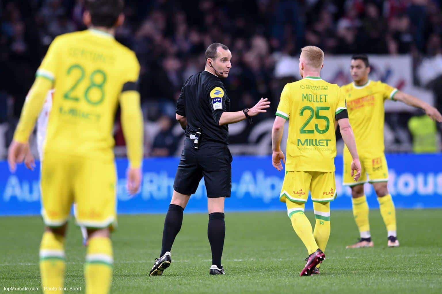 L1 : sonorisation des arbitres, une première qui fait débat !