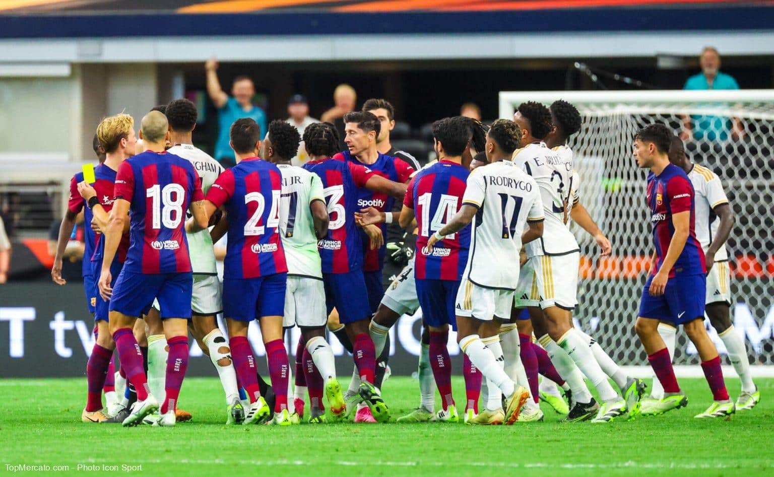 Tacle assassin, échauffourée, petite pique… le Clasico était chaud !