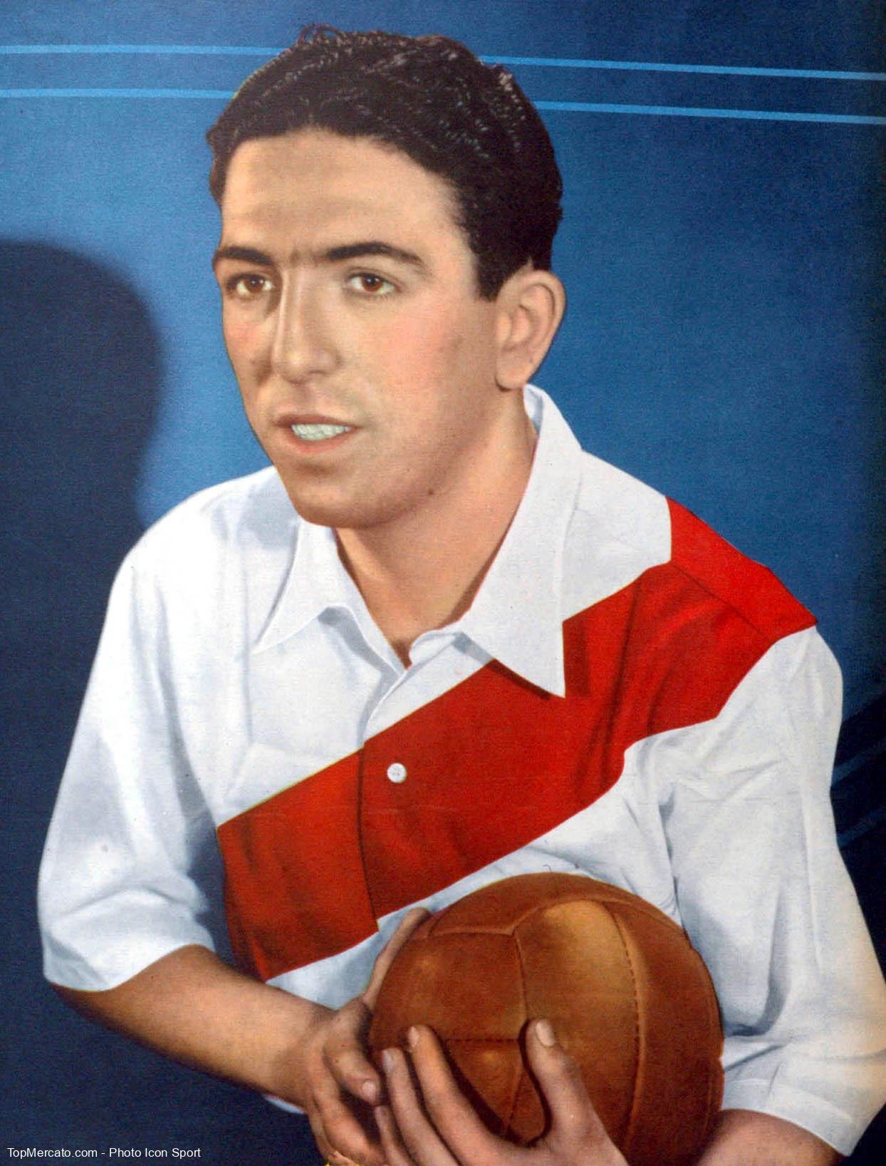 Ángel Labruna, con la camiseta de River Plate y el objeto más preciado en sus manos