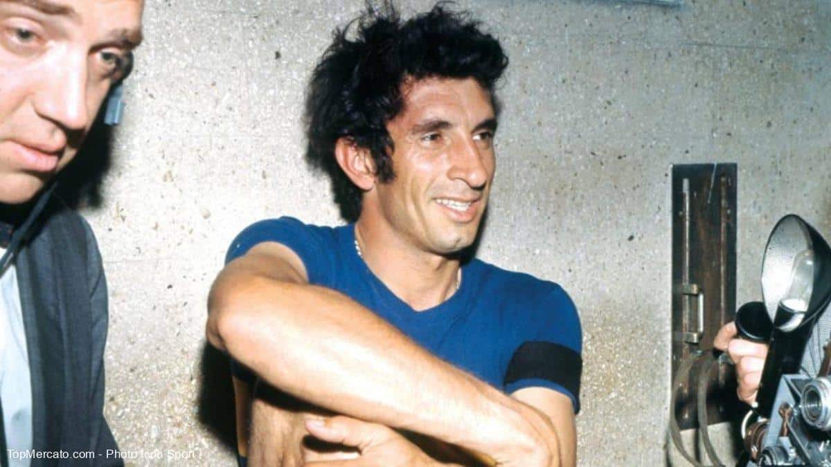 Antonio Rattin con la indumentaria de Boca Juniors tras un partido