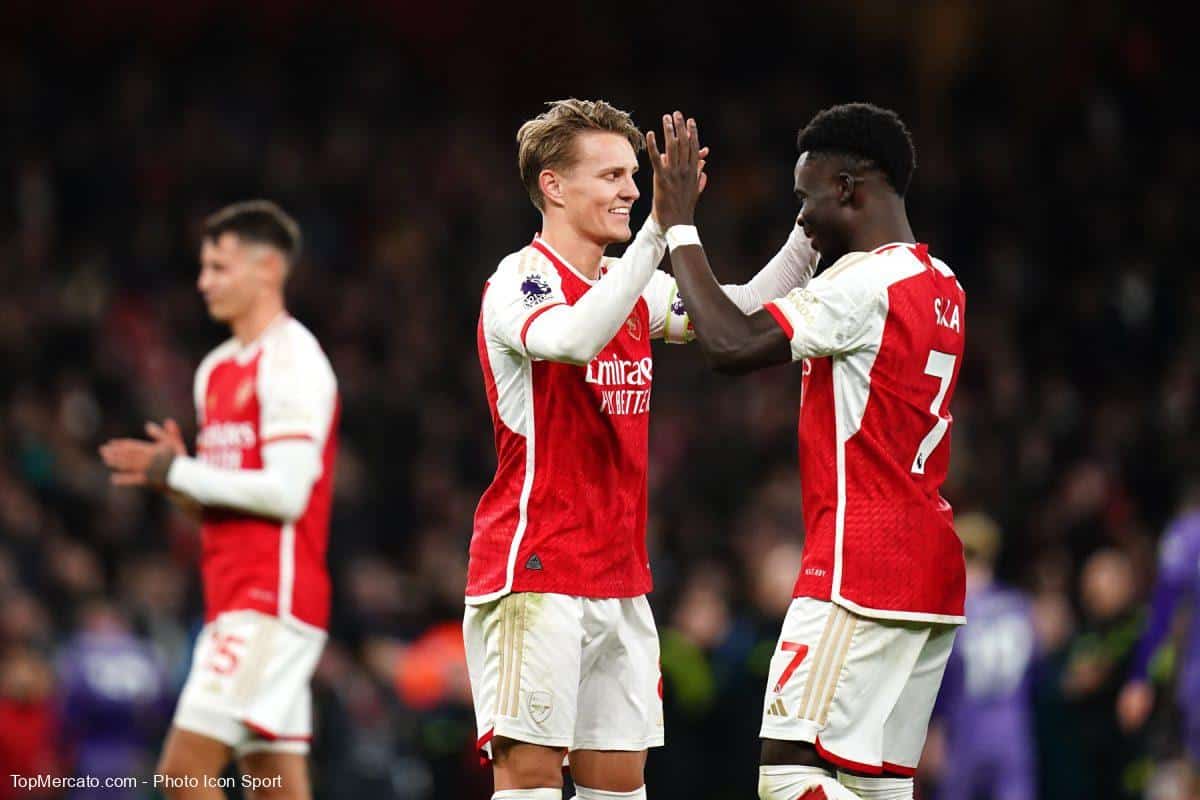 Bukayo Saka celebrando un gol en Arsenal