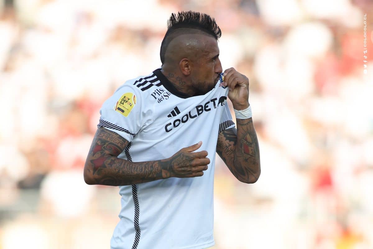 Arturo Vidal besando escudo de Colo-Colo