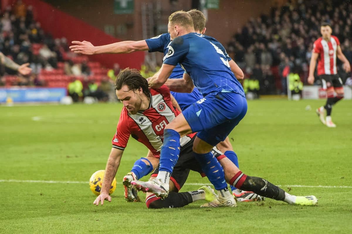 Ben Brereton disputando un balón en Sheffield United