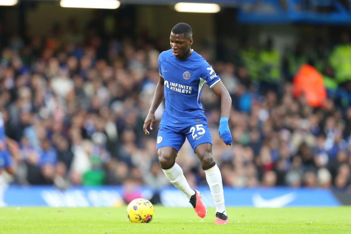 Moisés Caicedo jugando en el Chelsea