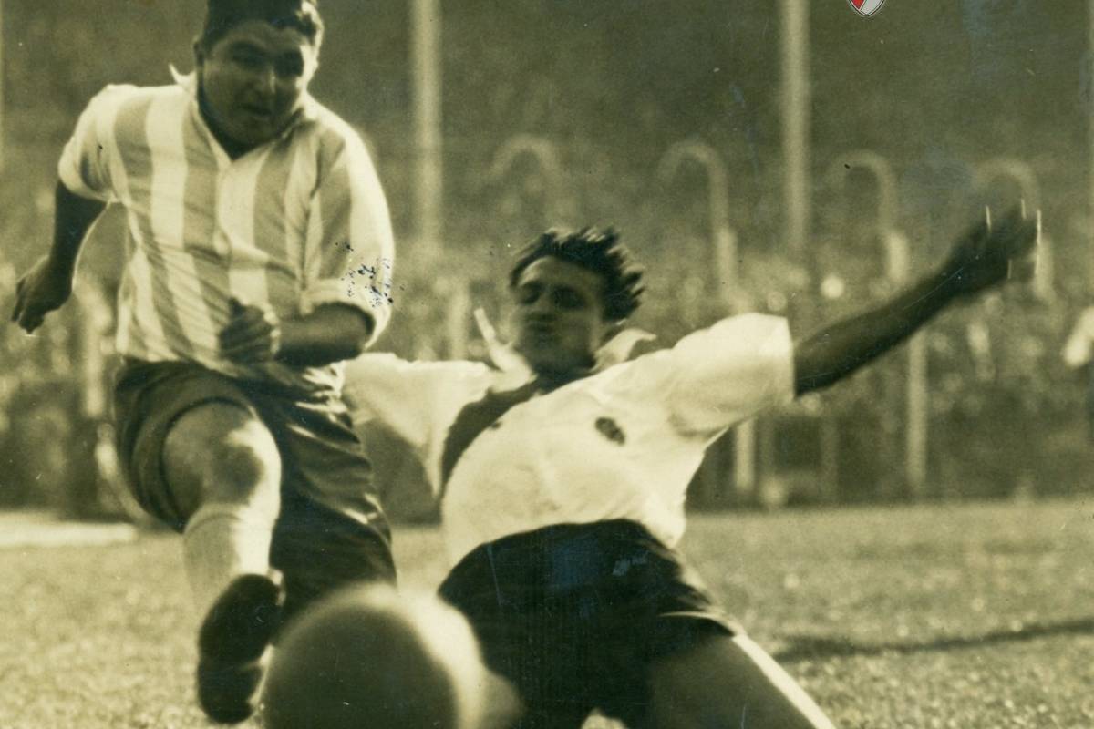 Demetrio Conidares jugando en Racing Club ante River