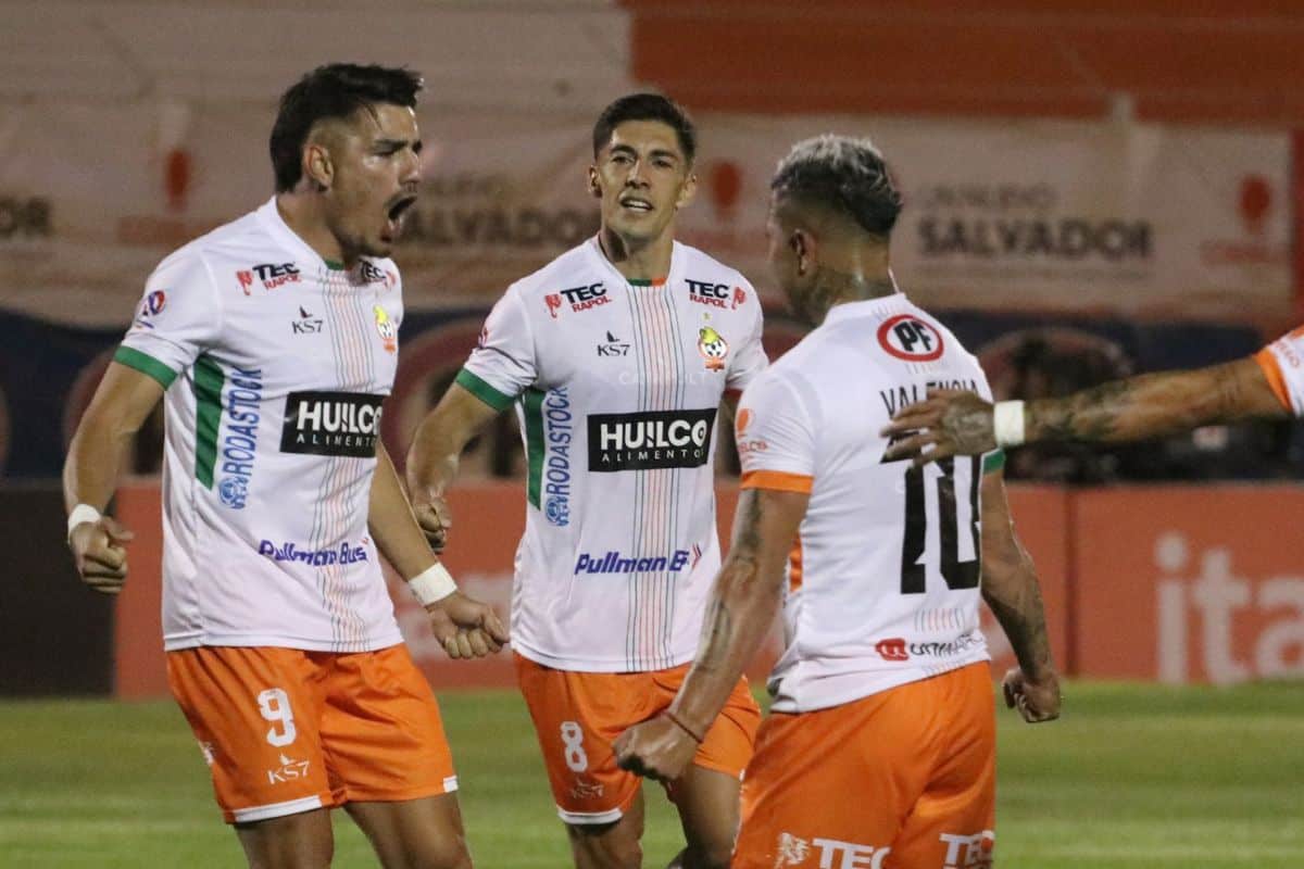 Cobresal celebrando gol