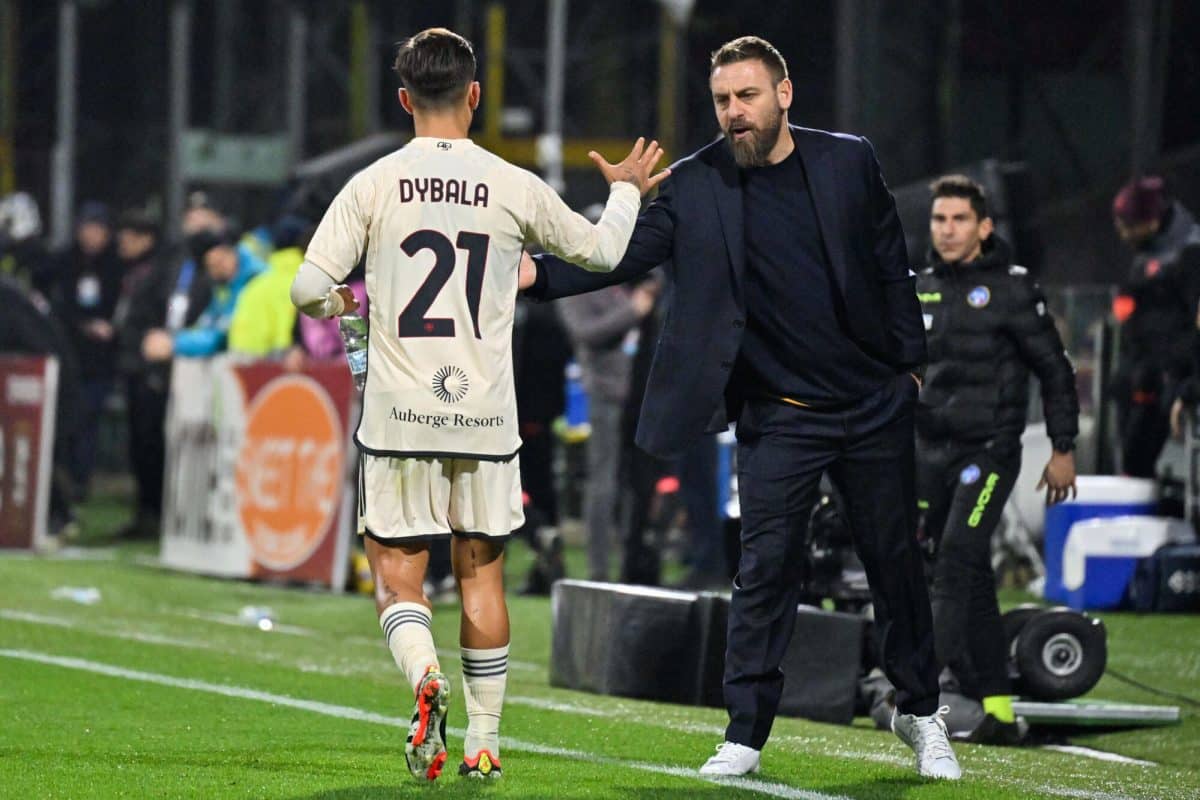 Paulo Dybala con su entrenador en la Roma, Daniele De Rossi