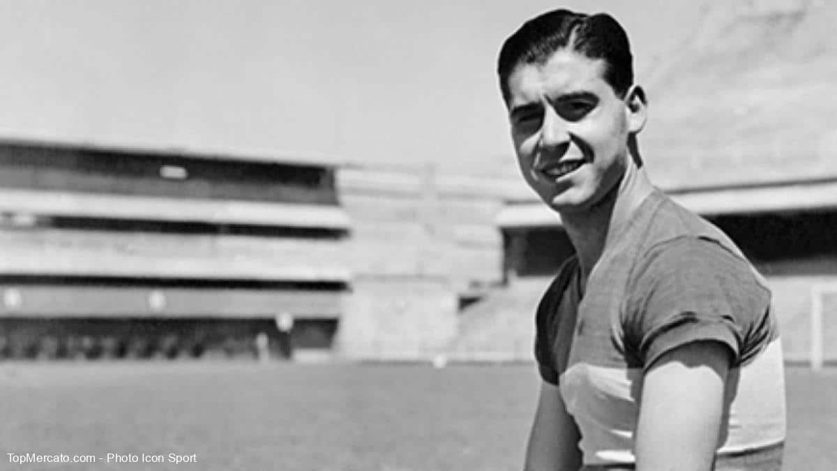 Ernesto Lazzatti posando con los colores de Boca Juniors en La Bombonera