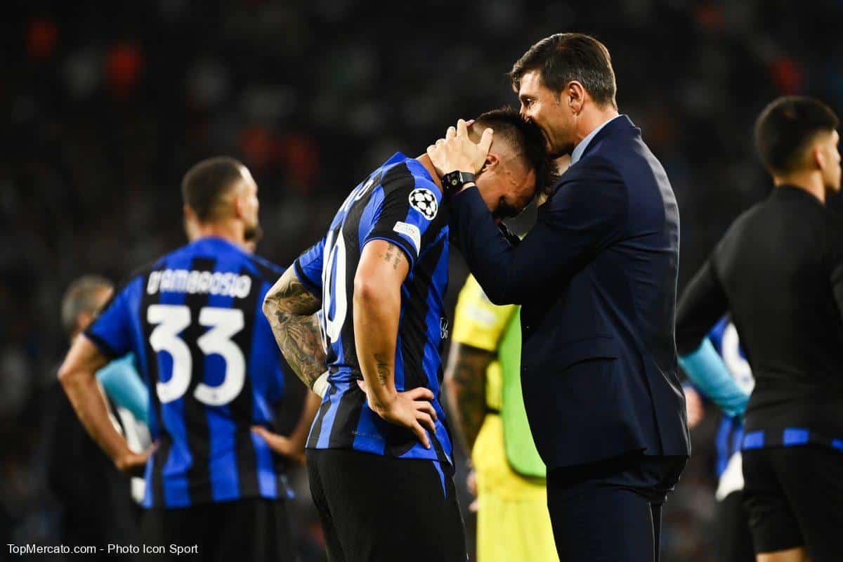 Javier Zanetti consolando a Lautaro Martínez tras perder la final de la UEFA Champions League con el Inter