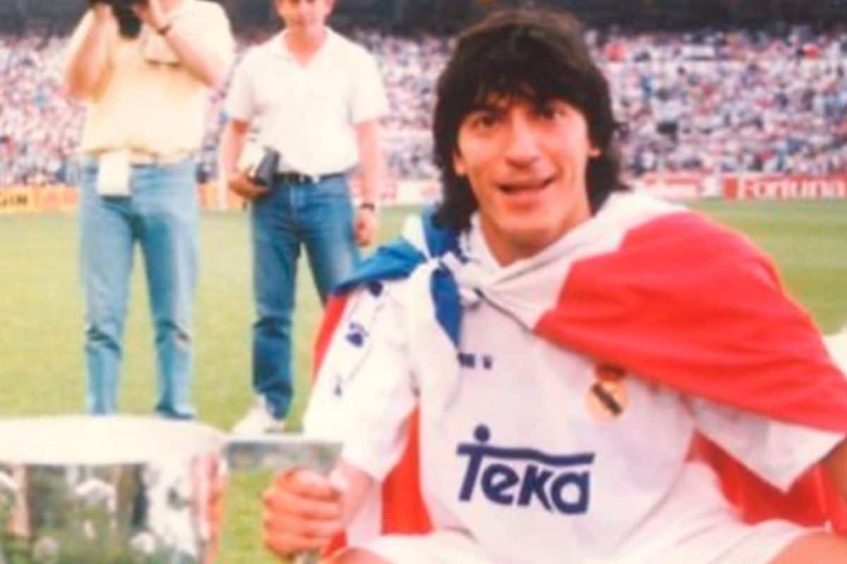 Iván Zamorano sosteniendo copa en Real Madrid