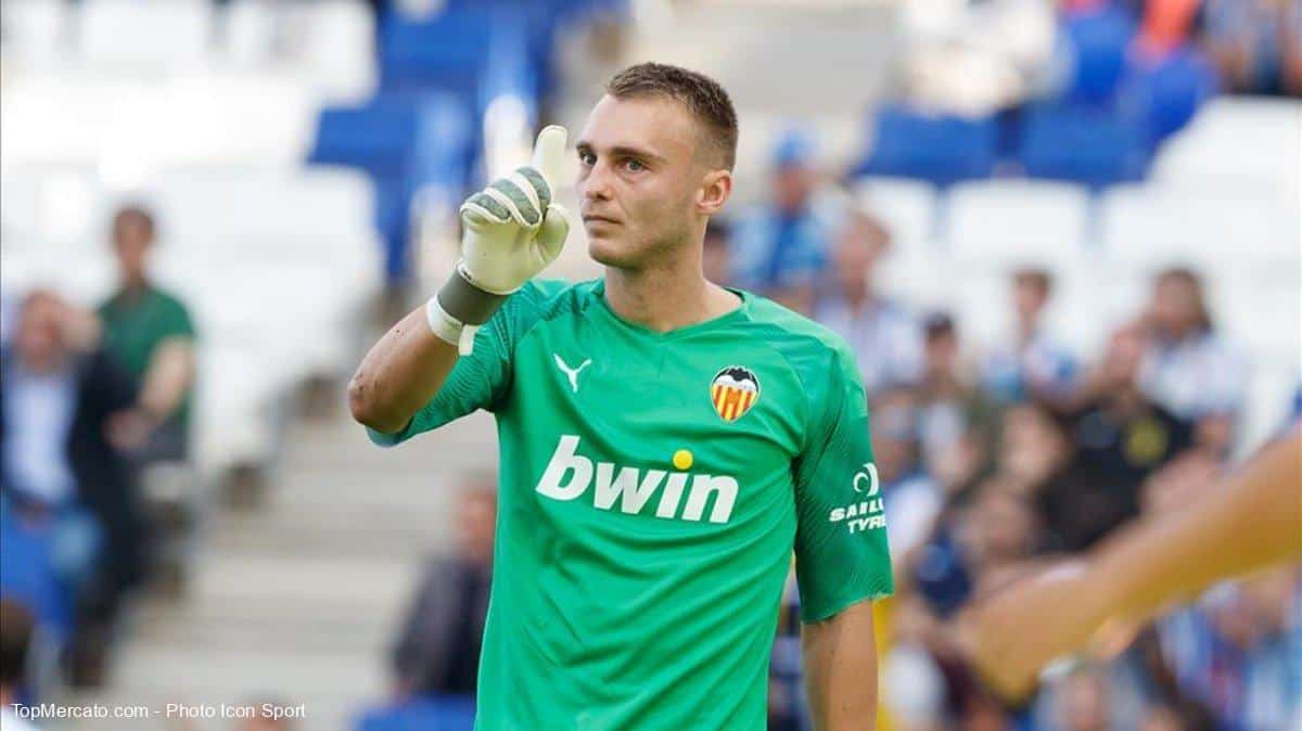Jasper Cillesen con la camieta del Valencia de España