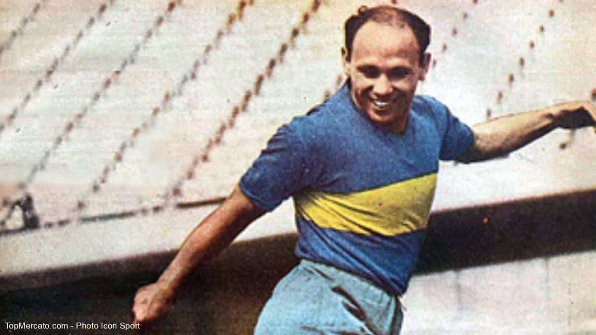 Natalio Pescia posando con la casaca de Boca Juniors