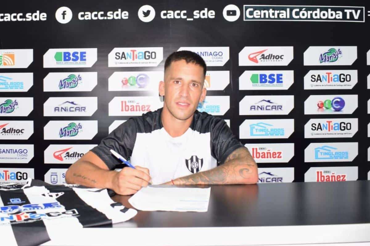 Nicolás Linares firmando contrato en Central Córdoba