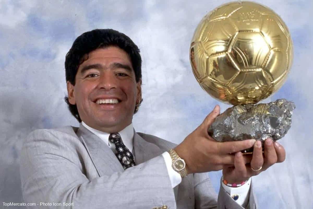 Diego Armando Maradona con un Balón de Oro honorífico