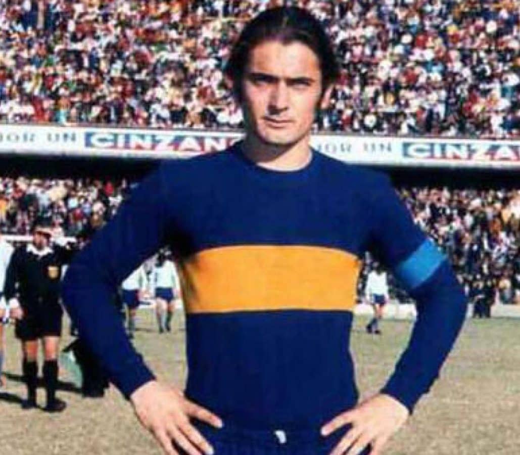 Rubén Suñé, con la camiseta de Boca y la cinta de capitán