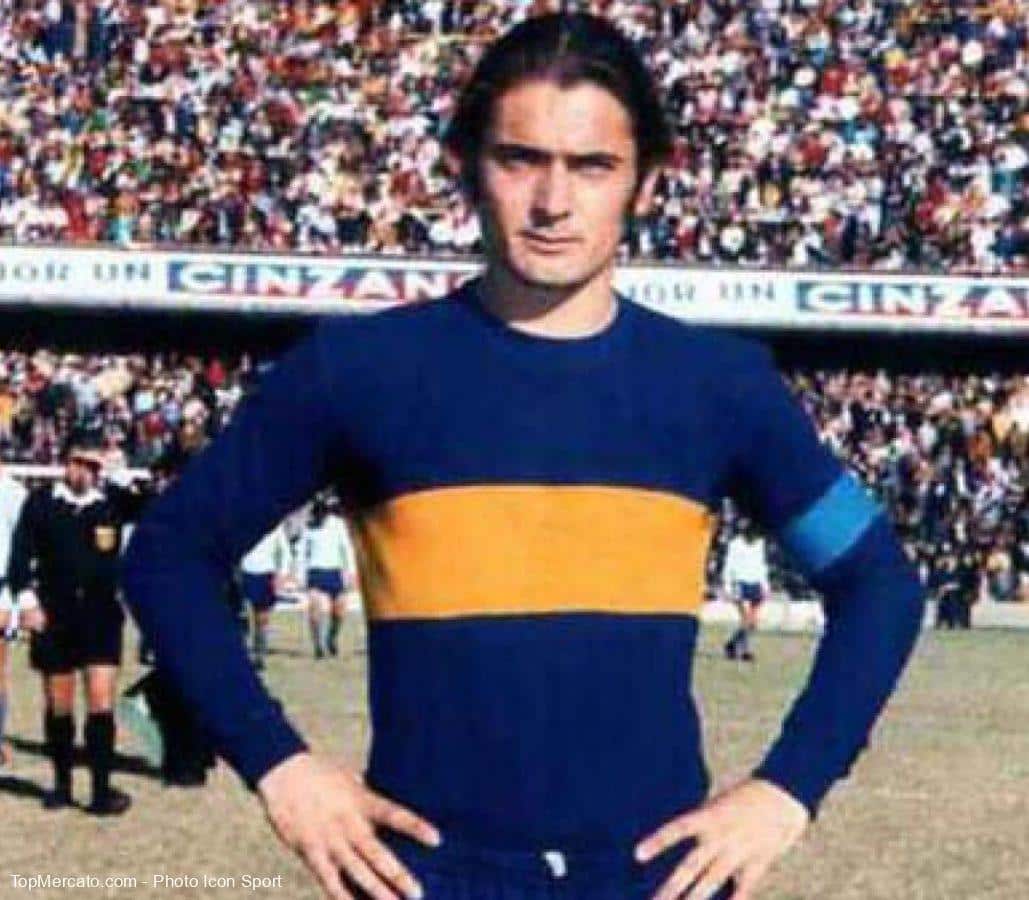 Rubén Suñé, con la camiseta de Boca y la cinta de capitán en La Bombonera