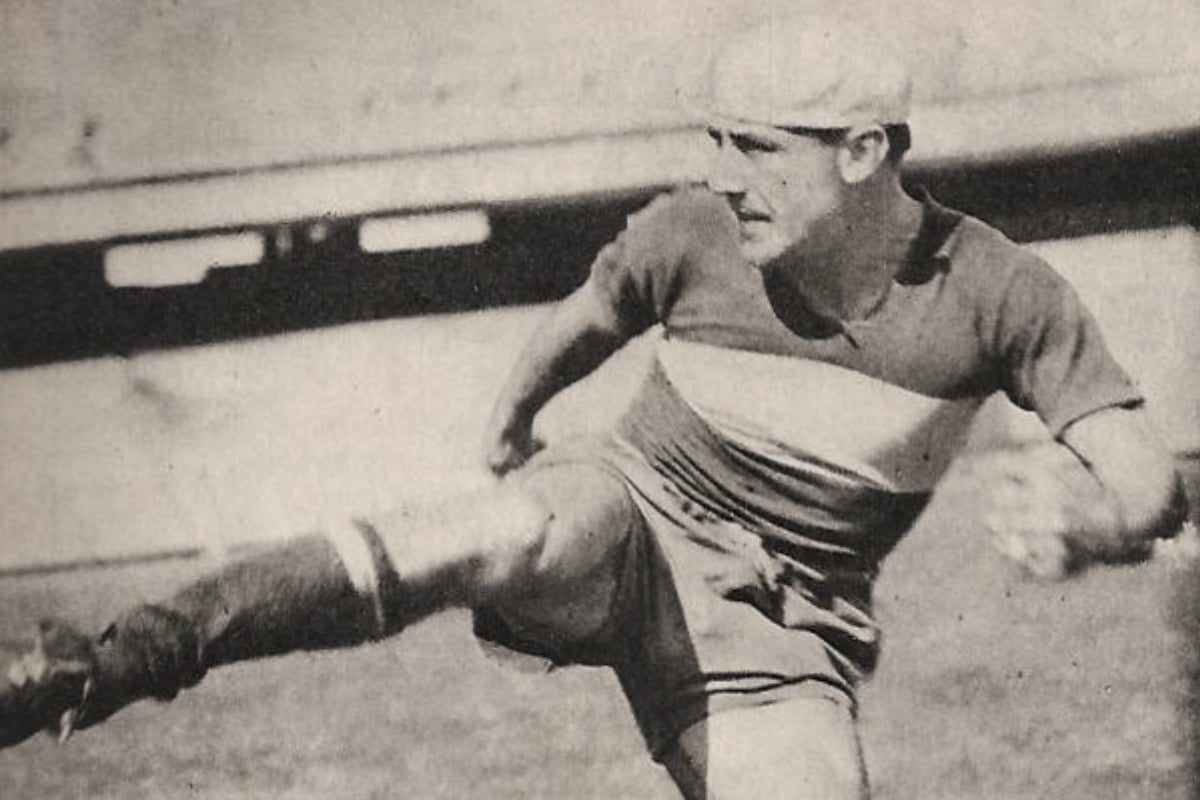 Severino Varela jugando para Boca Juniors con su típica boina blanca