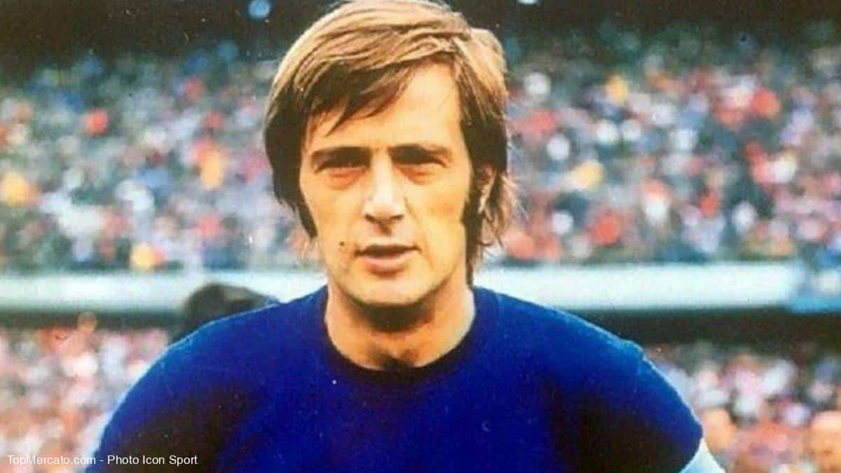 Silvio Marzolini posando con la camiseta de Boca Juniors en La Bombonera