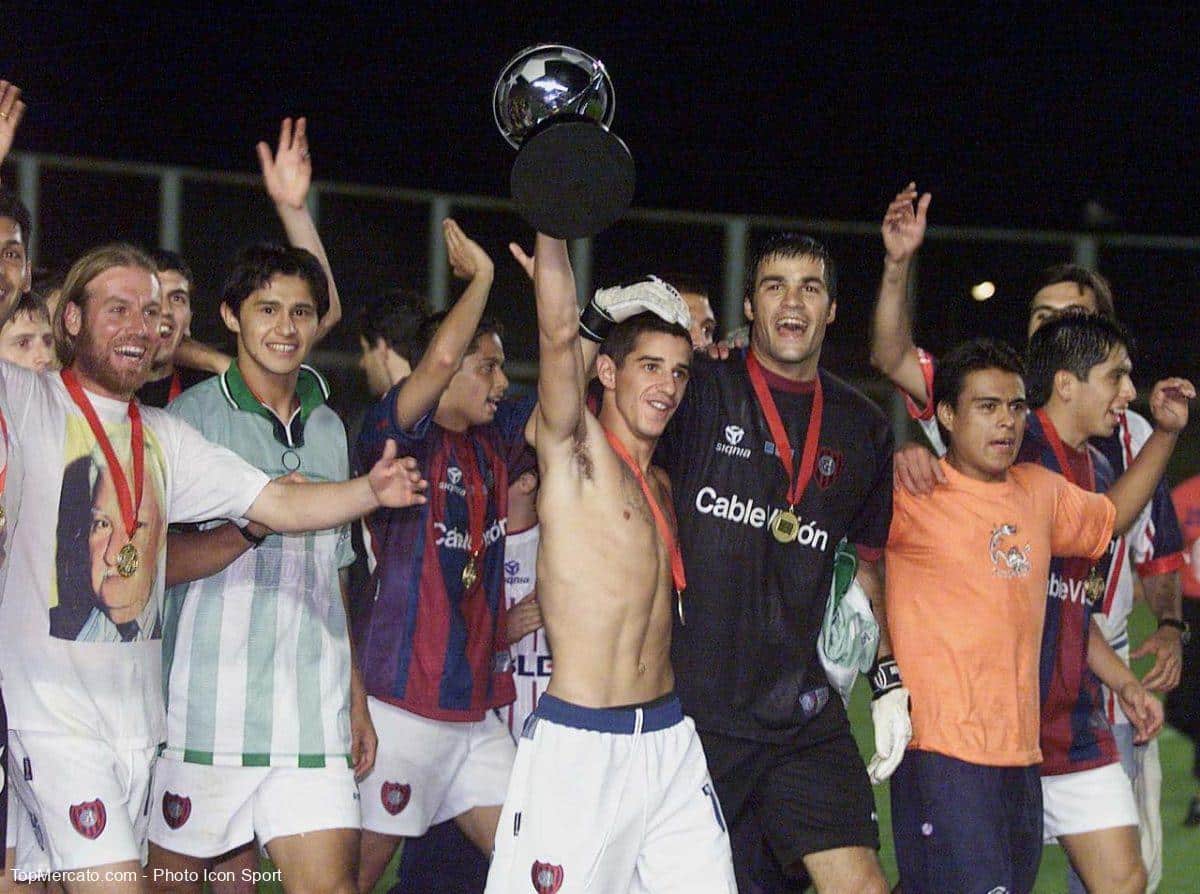 Leandro Romagnoli celebra el título de la Copa Sudamericana 2002