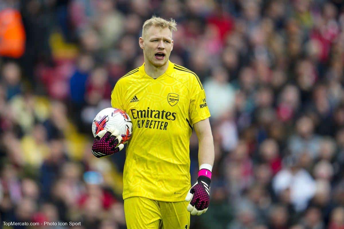 Aaron Ramsdale defendiendo los colores del Arsenal