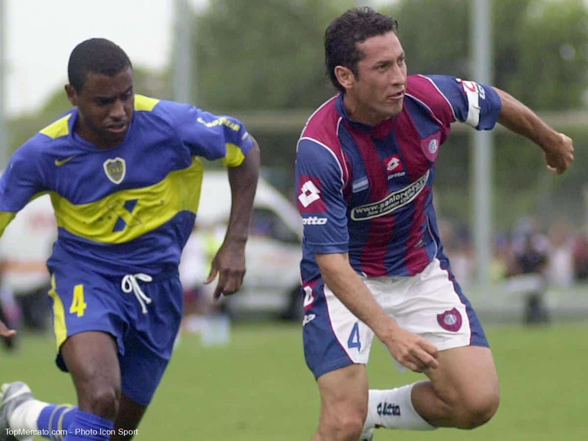 Aldo Paredes jugando un partido con la camiseta de San Lorenzo ante Boca Juniors