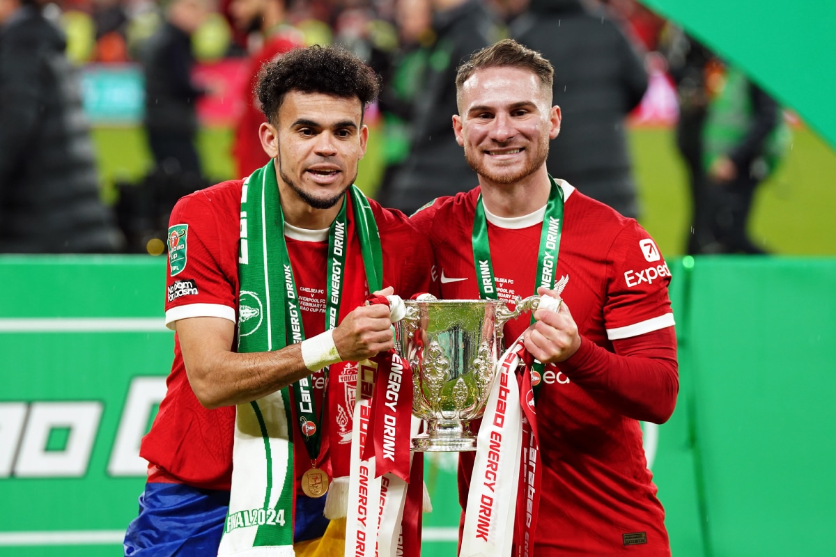 Alexis Mac Allister y Luis Díaz festejando la Carabao Cup