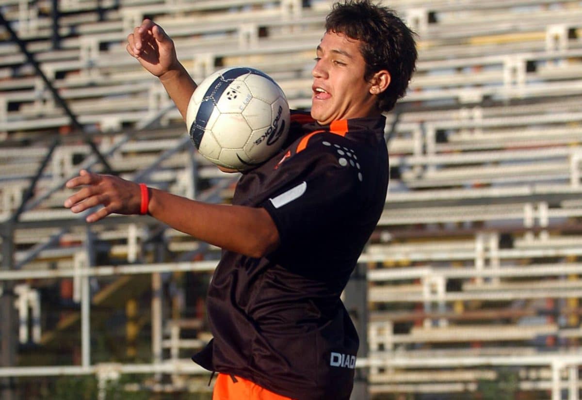 Alexis Sánchez registró 50 partidos en Cobreloa. (Foto: IMAGO)