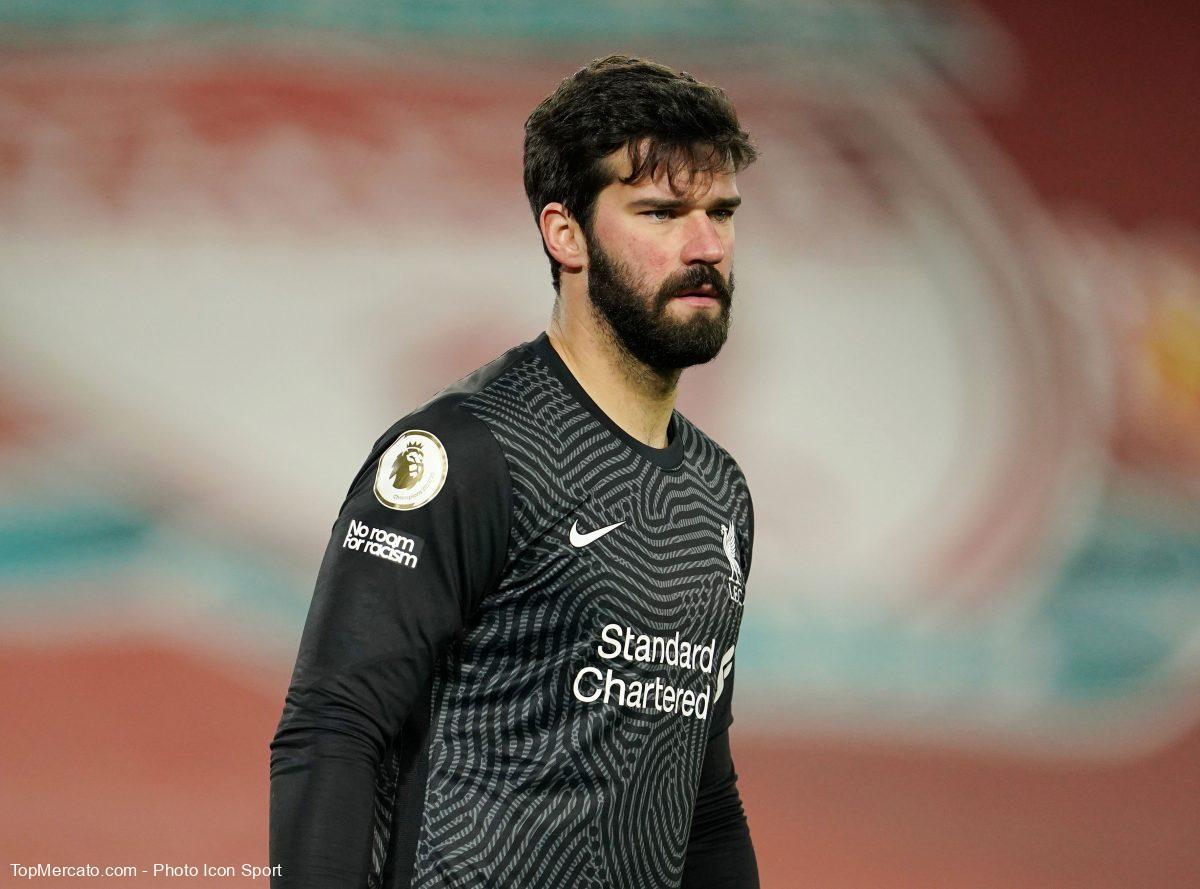 Alisson Becker, figura en el arco del Liverpool