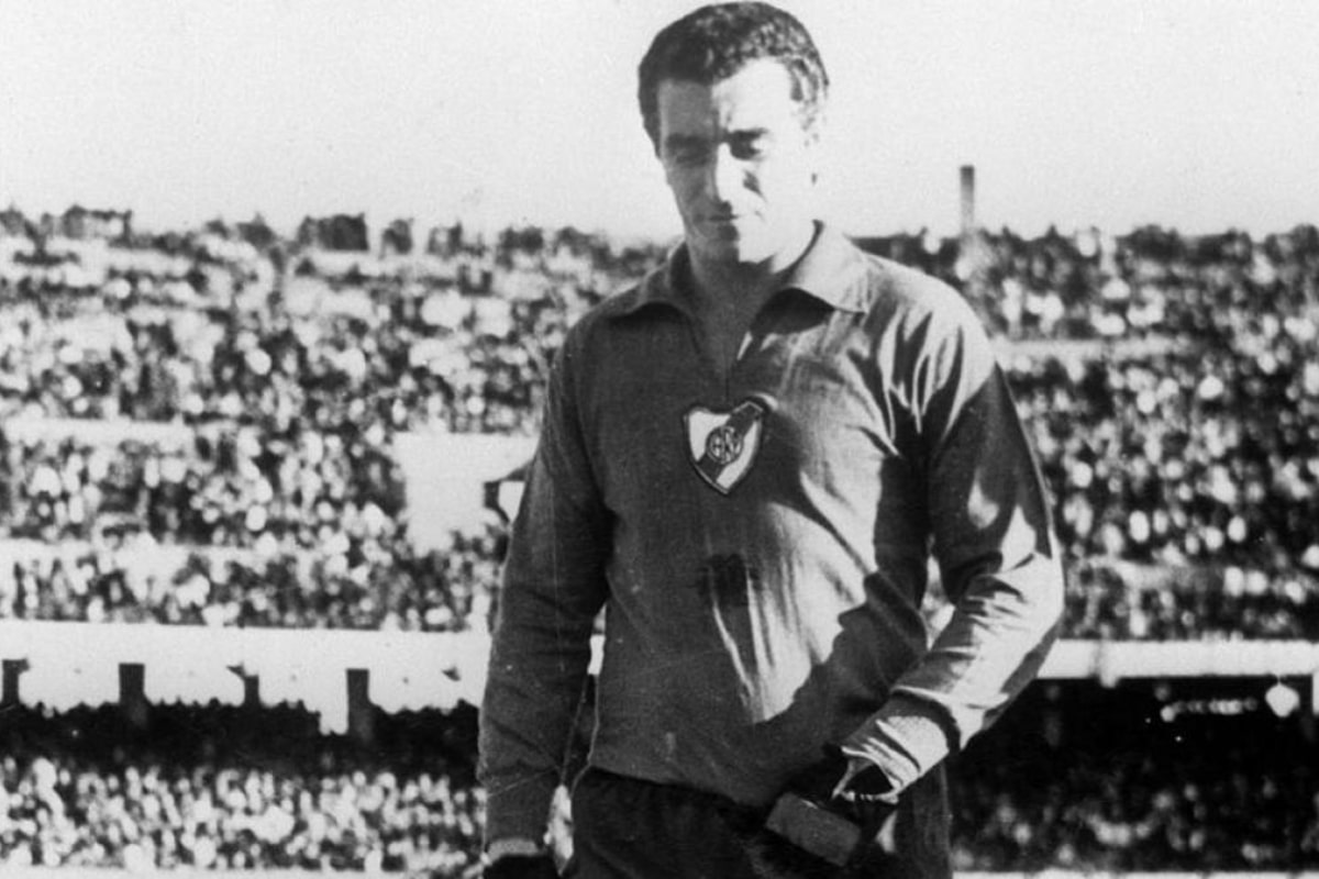 Amadeo Carrizo con el buzo de arquero de River Plate