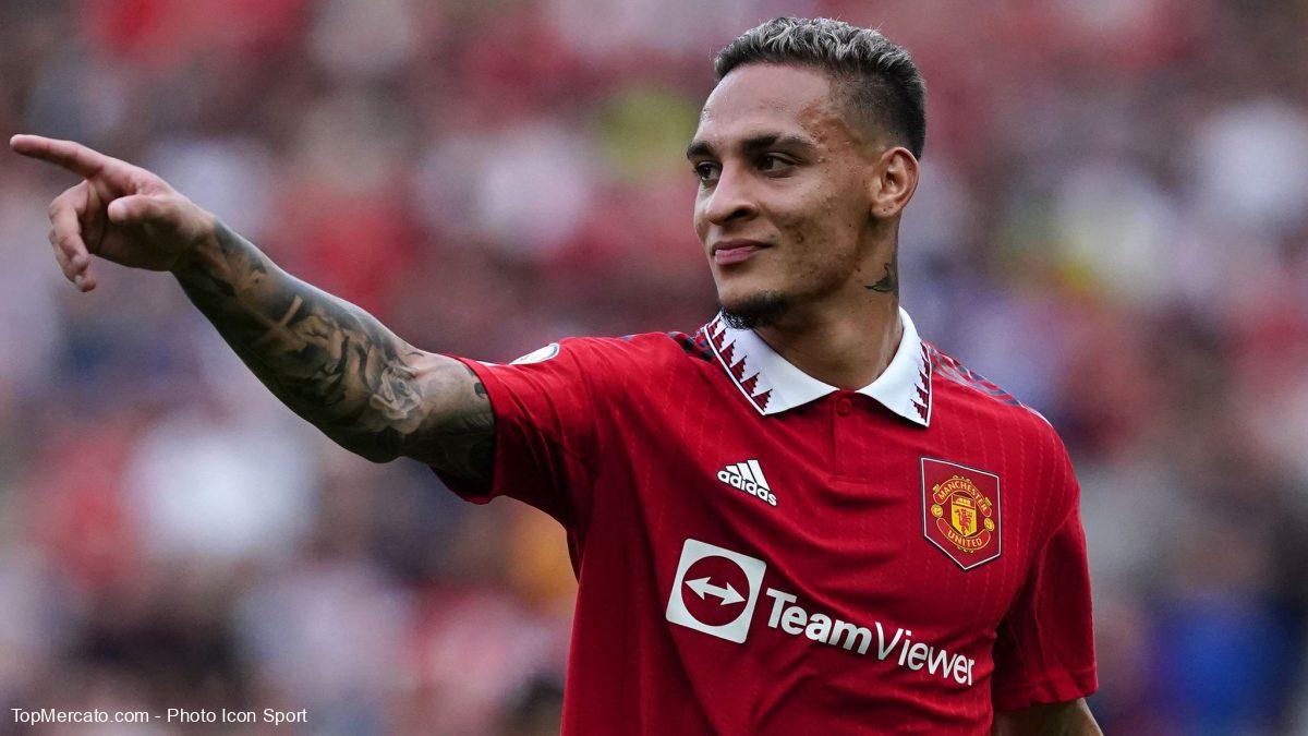 Antony con la camiseta del Manchester United