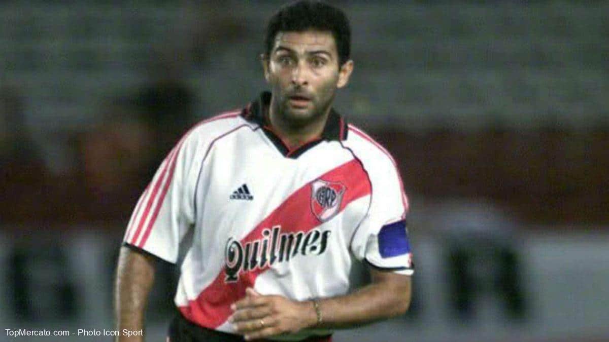 Leonardo Astrada vistiendo la camiseta de River Plate y la cinta de capitán