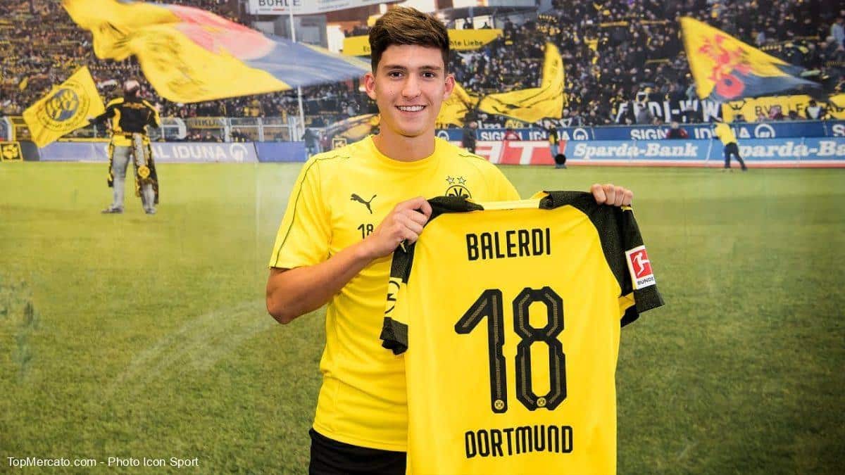 Leonardo Balerdi posando con la camiseta del Borussia Dortmund