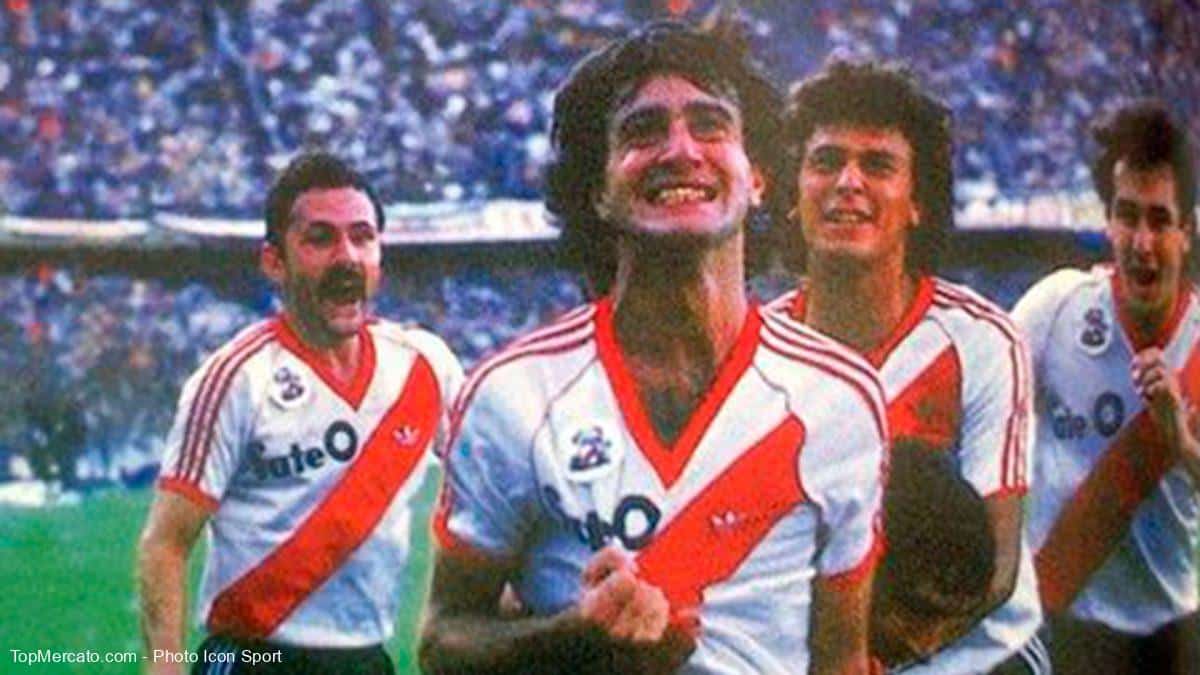 Norberto Alonso festejando un gol de River Plate en La Bombonera