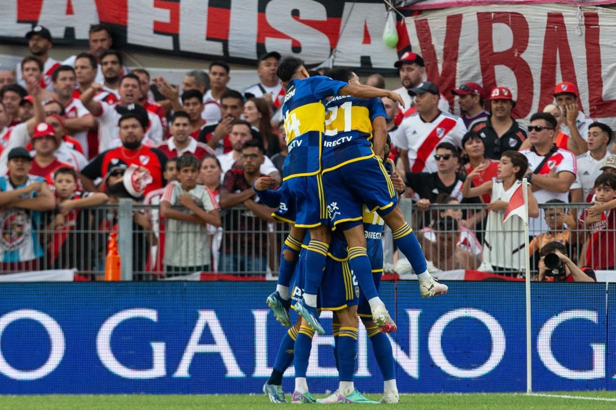 Todo Boca festeja el gol de Cristian Medina ante River