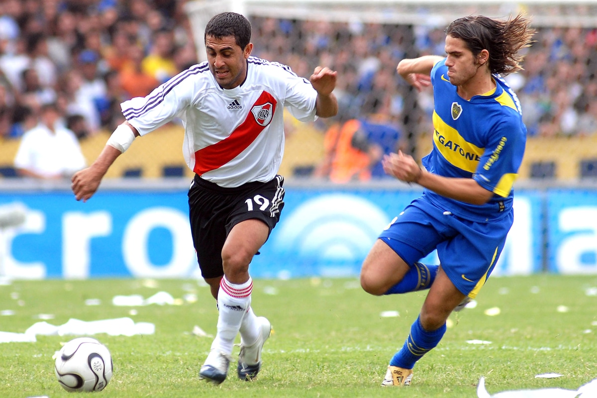 Daniel Montenegro y Fernando Gago en un Superclásico entre Boca y River
