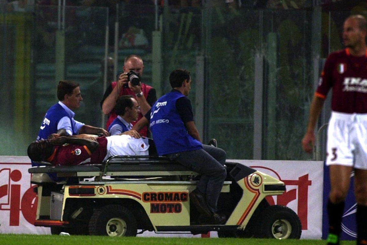 Saliou Lassissi, jugador de la Roma, se retira en camilla del campo de juego tras una entrada del "Chipi" Barijho.