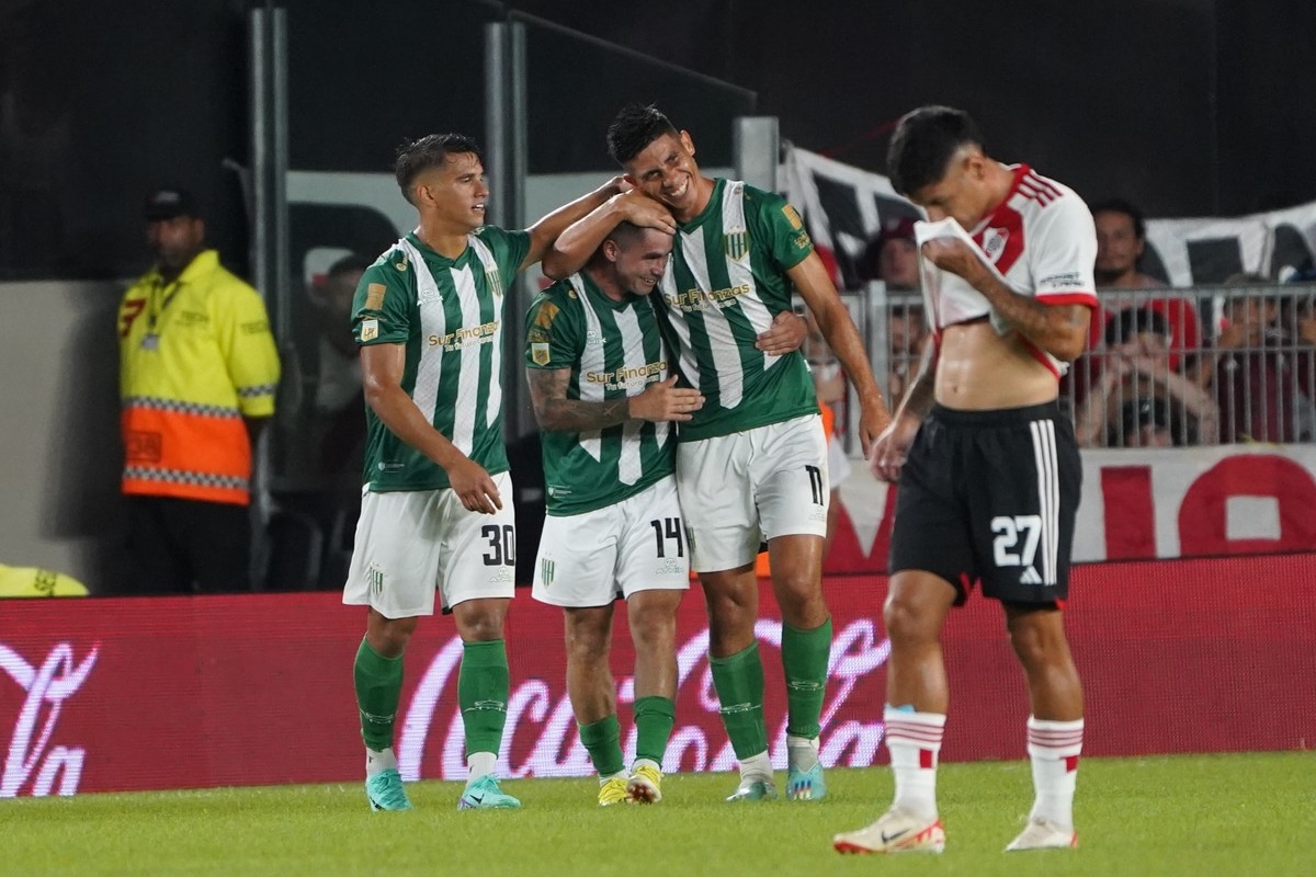 Braian Galván festejando su gol ante River Plate
