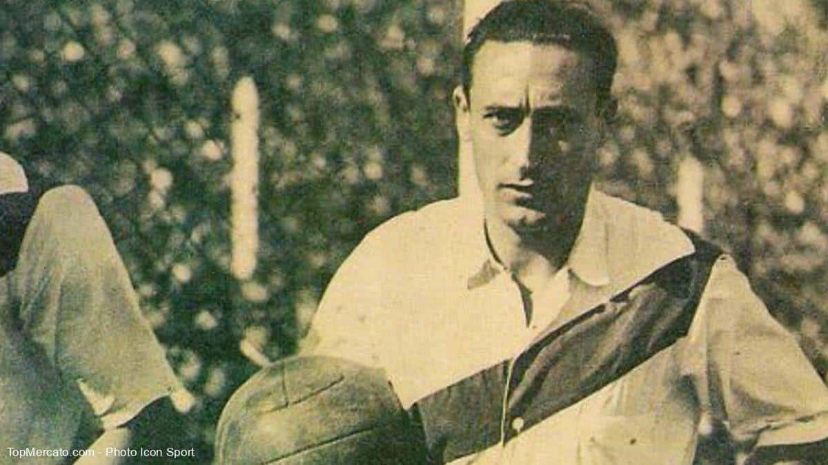 Bruno Rodolfi, con la pelota en la mano y la banda roja de River Plate en el pecho