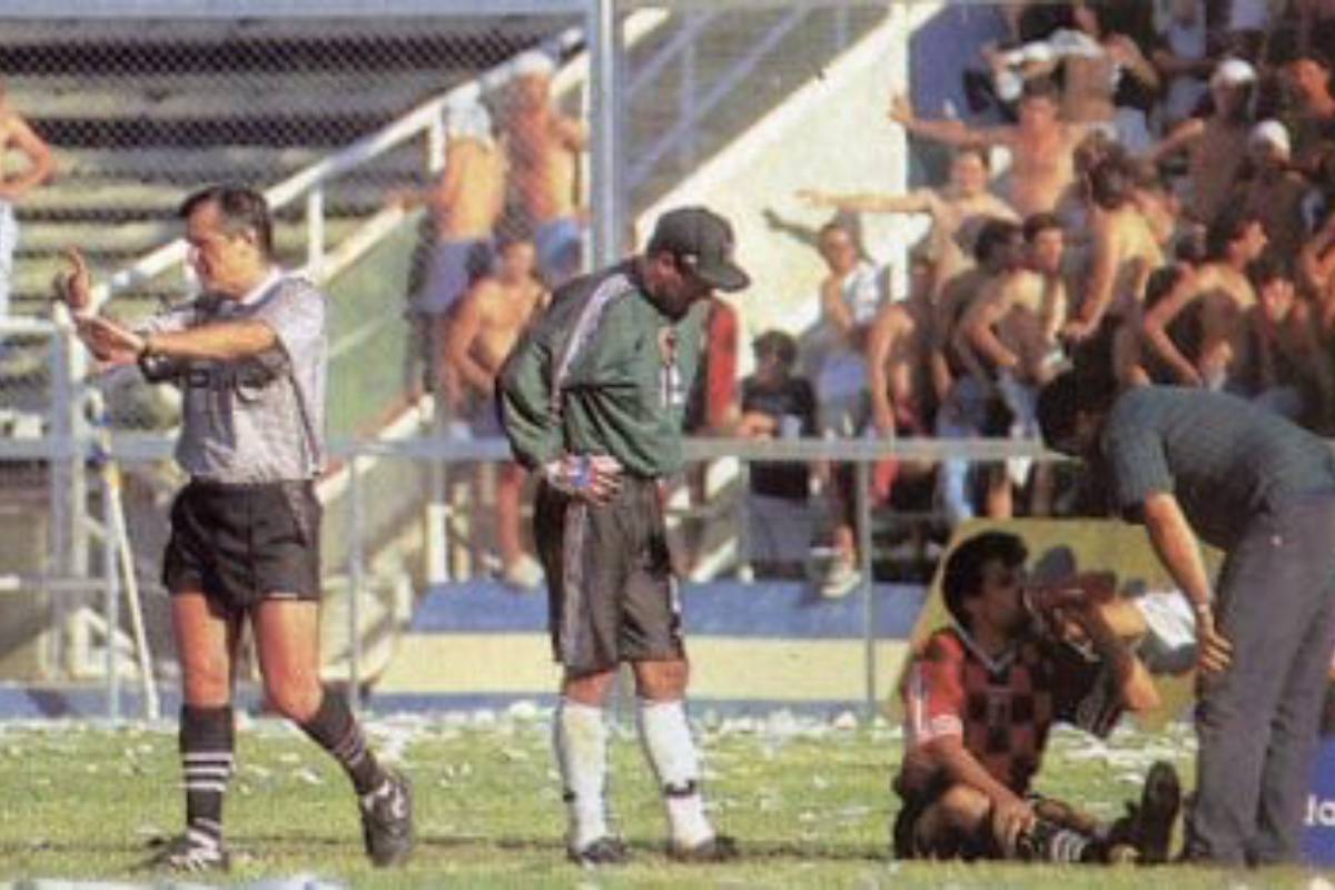 Por orden de Mario Zanabria, José Herrera pidió asistencia médica y se retiró de la cancha lesionado