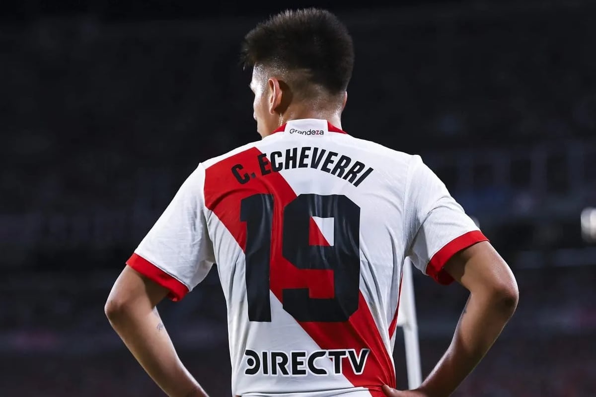 Claudio Echeverri, ovacionado en el Monumental
